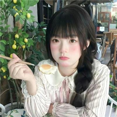 她在这里